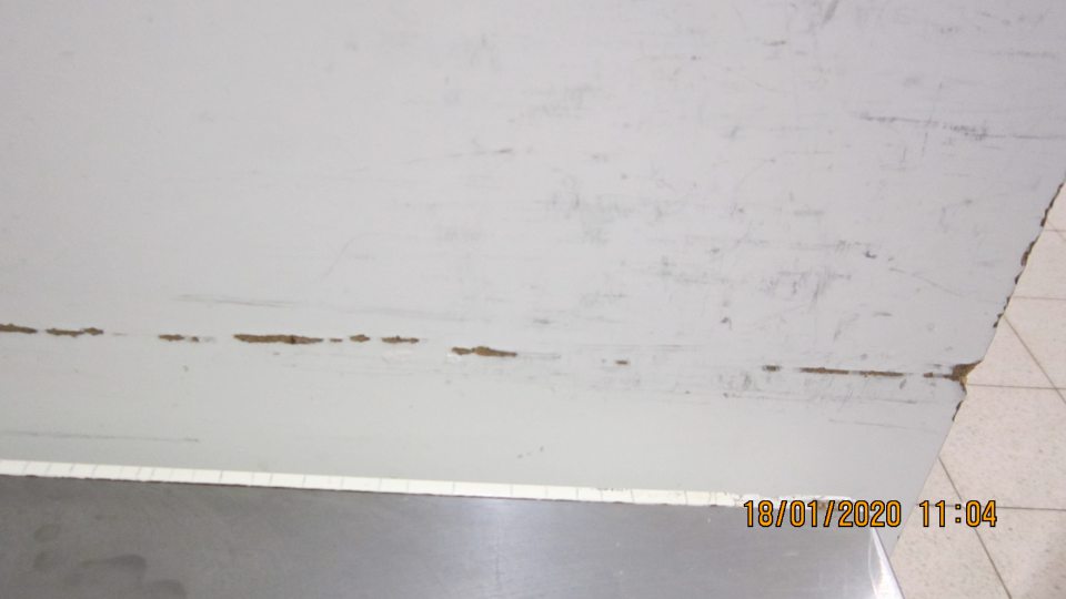 Na úseku dopeku mrazených pekárskych polotovarov je narušený povrch priliehajúceho regálu.