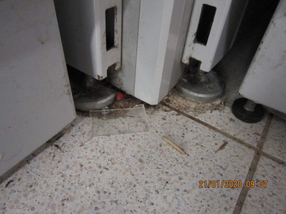 Na predajnej ploche na úseku predaja nápojov znečistená podlaha okolo stojanov na regály.  