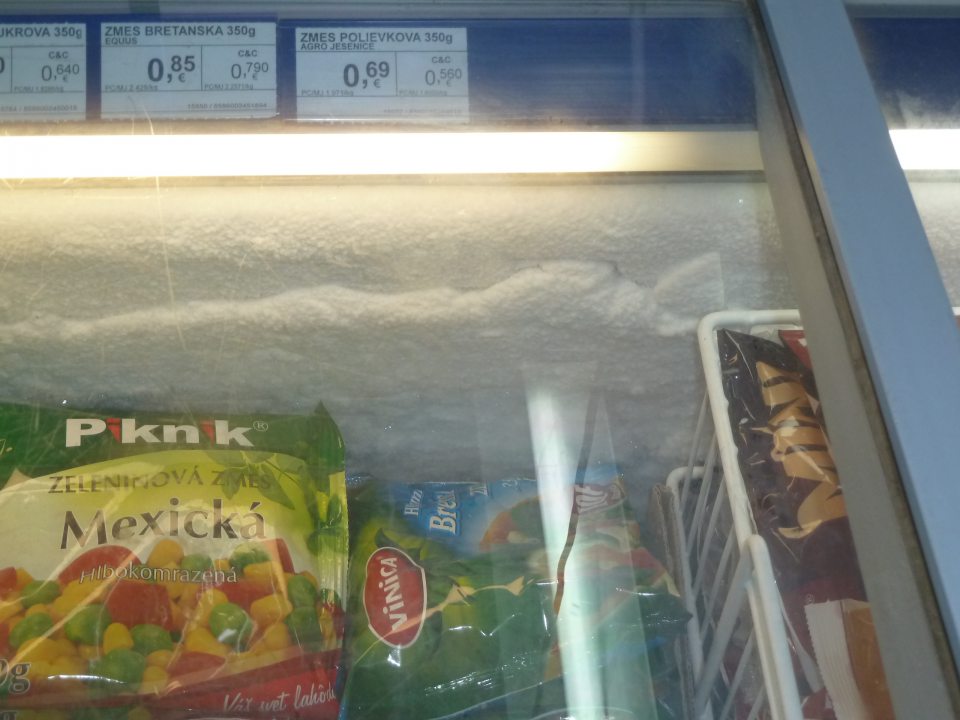 Výskyt nečistôt v zasúvacej mriežke pre plastový kryt v mraziacom zariadení vyčlenenom pre uskladnenie hlbokozmrazených polotovarov.