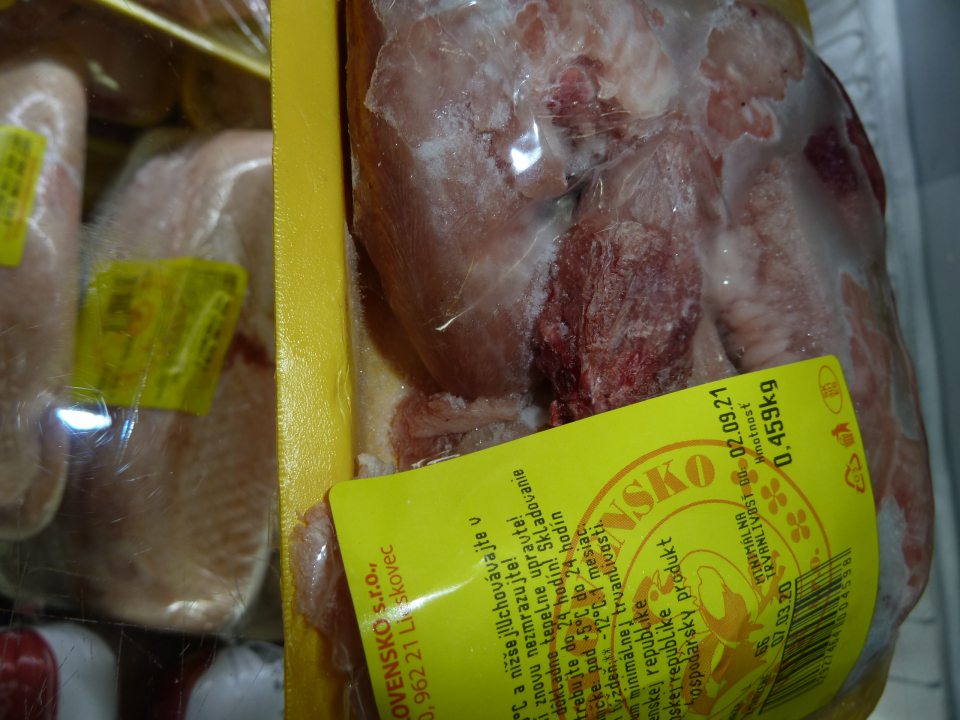 Uvádzanie do obehu potravín s poškodeným priamym obalom.