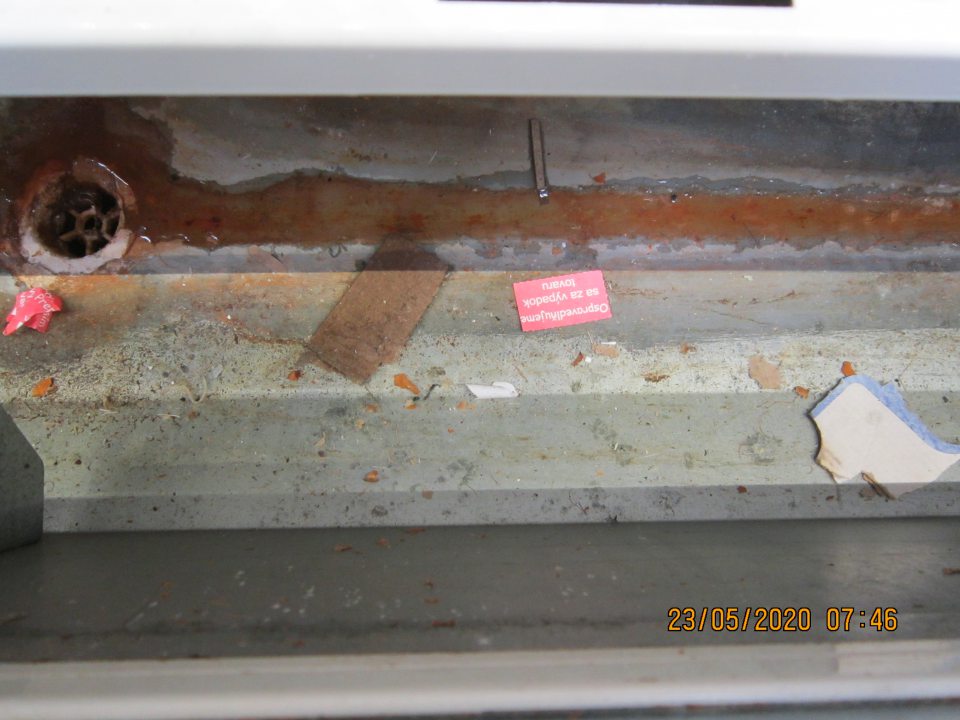 Silný výskyt korózie v priestore pod mriežkou v chladiacom zariadení na predajnej ploche.