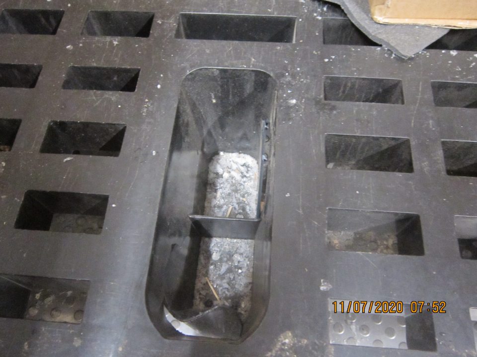 V mraziacom boxe s umiestnenými hlbokozmrazenými pekárskymi polotovarmi na palete napadaná námraza a nečistoty.