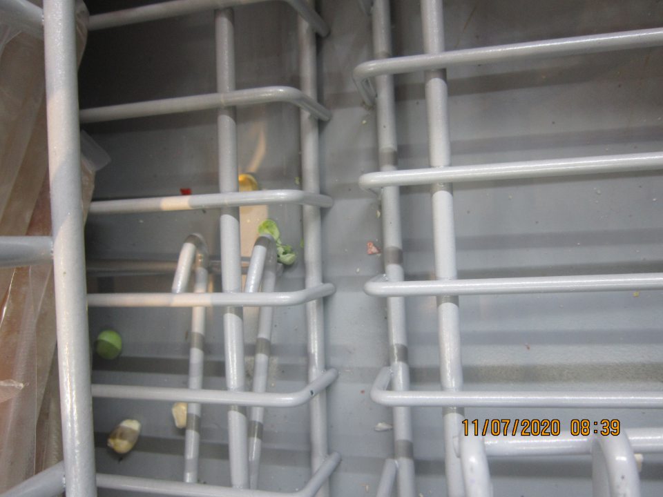 Na predajnej ploche v mraziacom boxe na dne úložnej plochy napadané nečistoty, zvyšky potravín. 