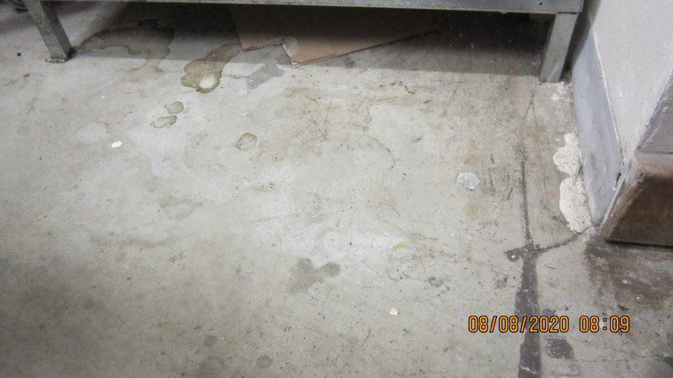 Znečistená podlaha v rozsahu celého priestoru  manipulačnej chodby.