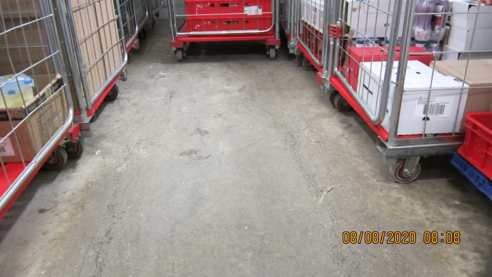 V chladiacom boxe je narušený povrch podlahy.