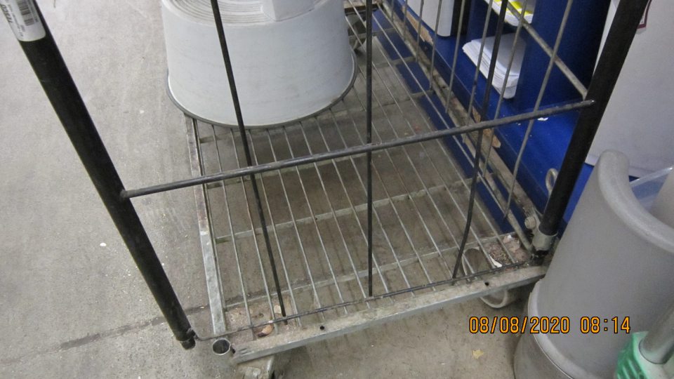 Znečistená konštrukcia vozíkov slúžiacich pre zber vyradených potravín.