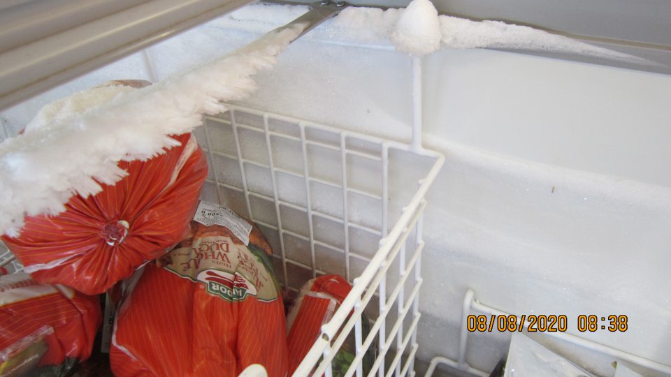 Znečistený mraziaci box a na stenách je silná námraza.