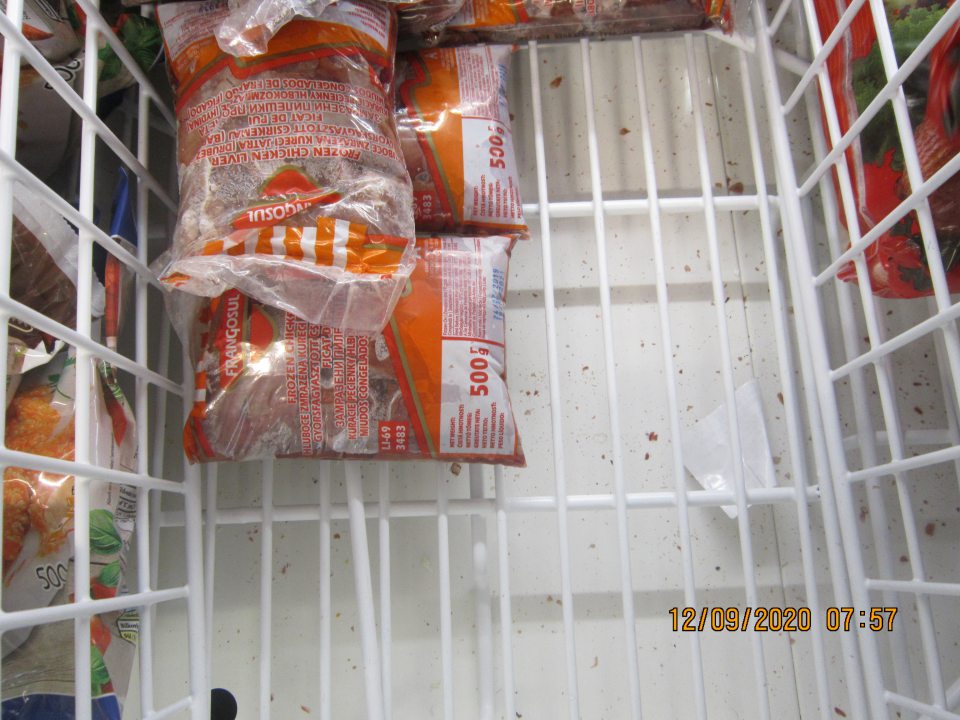 V predajnom priestore v mraziacom zariadení bola úložná plocha silne znečistená.