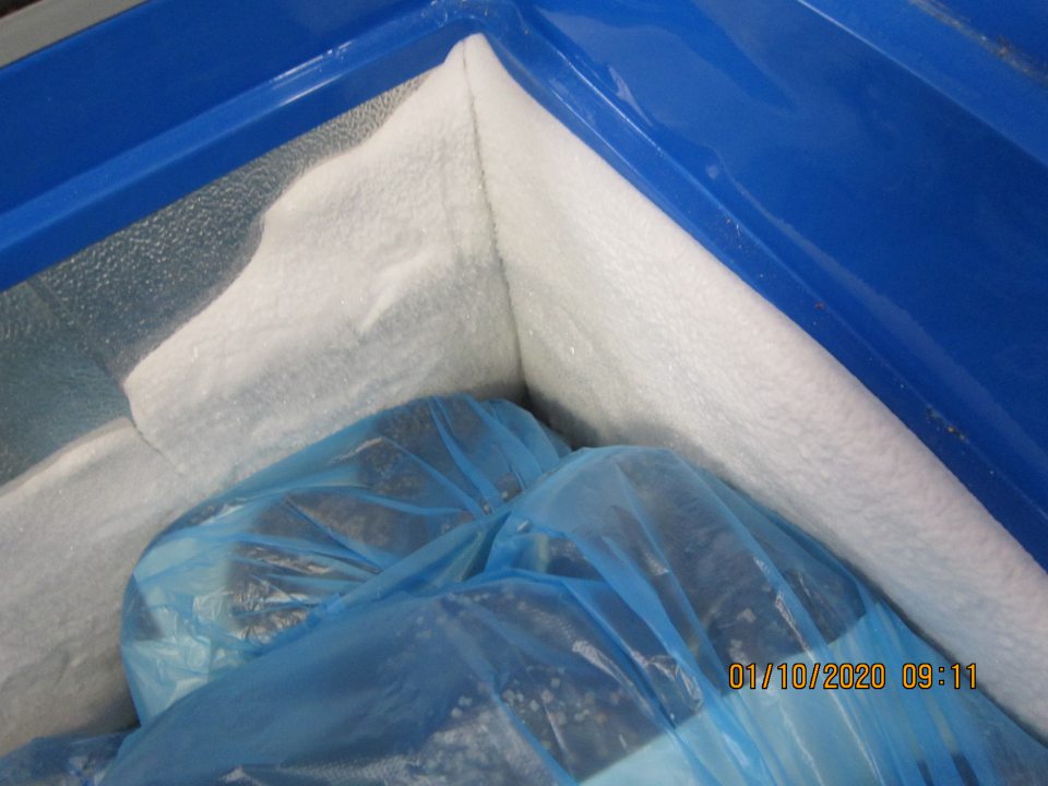 Na predajnej plochev mraziacom zariadení určenom na skladovanie hlbokozmrazeného pekárskeho polotovaru určeného na dopekanie bol silný výskyt námrazy.