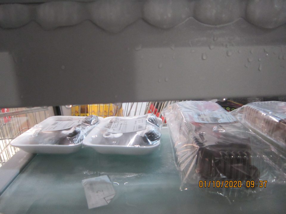 V chladiacej  vystavovacej vitríne slúžiacej na vystavovanie a predaj cukrárskych výrobkov bol silný výskyt námrazy a kondenzácie.