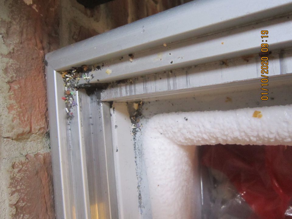 Na predajnej ploche vodiaca lišta a miesto pod vodiacou lištou v  mraziacom zariadení určenom na skladovanie  hlbokozmrazeného pekárskeho polotovaru určeného na dopekanie boli silne znečistené.