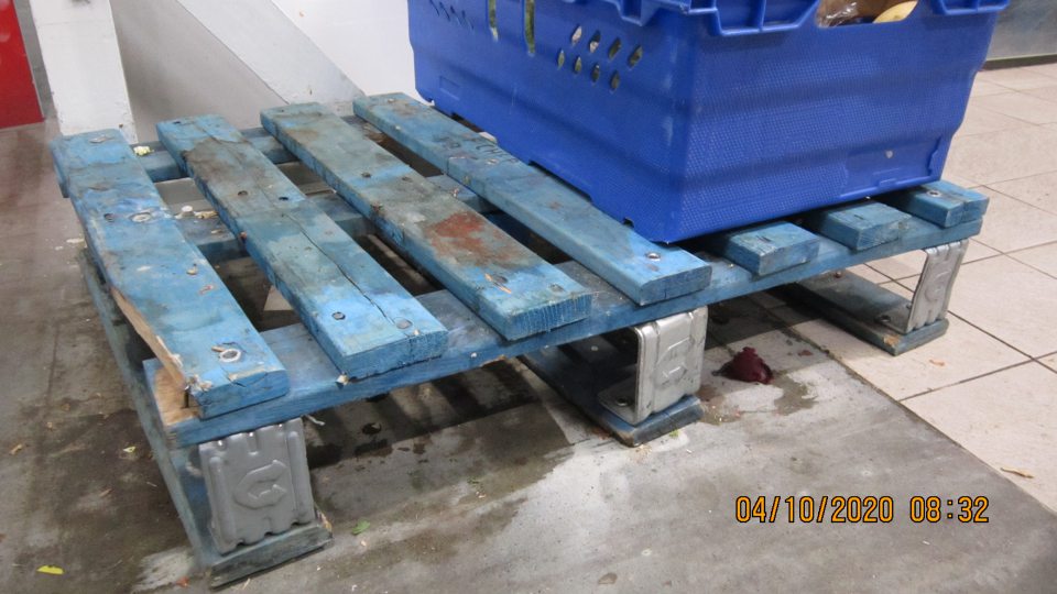 V skladovacích priestoroch znečistená podlaha,
priestor pod paletou, povrch palety od zaschnutej
tekutiny, časti ovocia a zeleniny určenej na odpis.