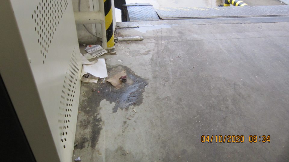 V skladovacích priestoroch v časti príjmu tovaru znečistená podlaha od prachu, nečistôt a obalového materiálu.