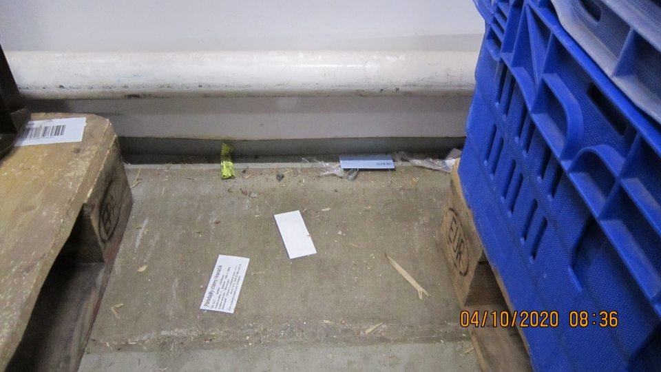 V skladovacích priestoroch znečistená podlaha medzi paletami. 