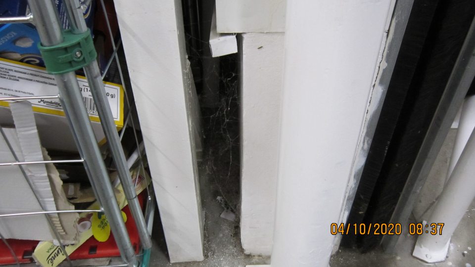 V skladovacích priestoroch znečistený priestor od nečistôt, prachu a nečistôt.