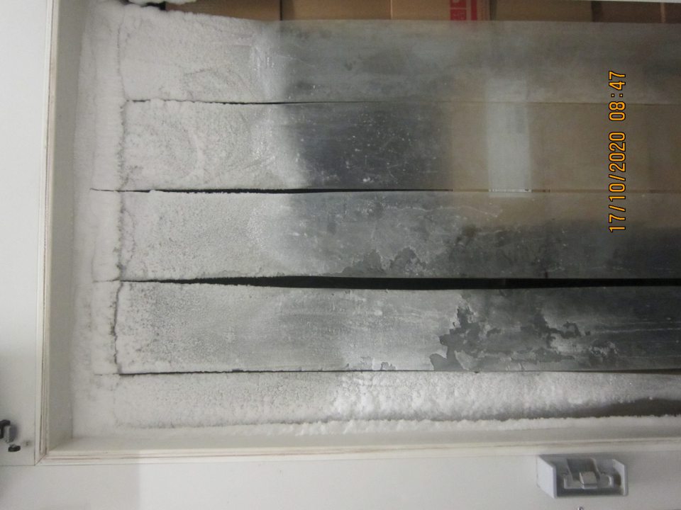 V zázemí prevádzky v  mraziacom boxe s umiestnenými hlbokozmrazenými pekárskymi polotovarmi  zistená silná námraza na vstupe do boxu, na plastových lamelách. 