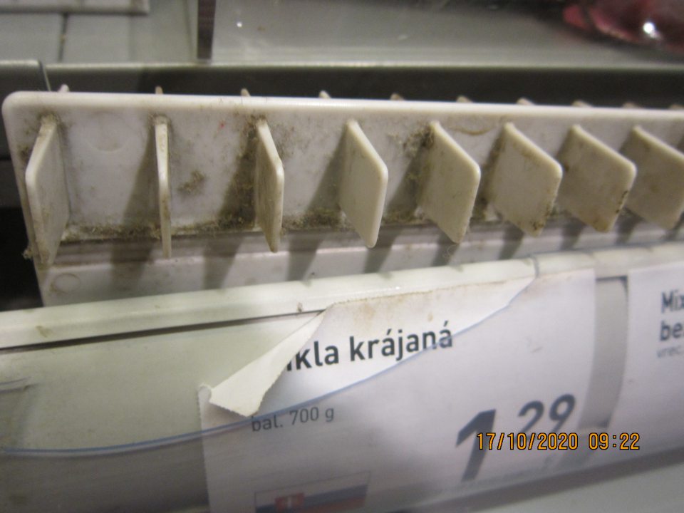Na predajnej ploche v chladiacej vitríne s umiestnenou chladenou zeleninou, spracovanou zeleninou, lahôdkarskými výrobkami, nápojmi v spodnej časti mriežka silne znečistená nánosom nečistôt s výskytom plesne.
