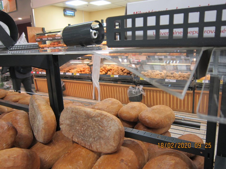 Na predajnej ploche odlomený, necelistvý vrchný plastový kryt  v zariadení na predaj  nebalených pekárskych výrobkov.