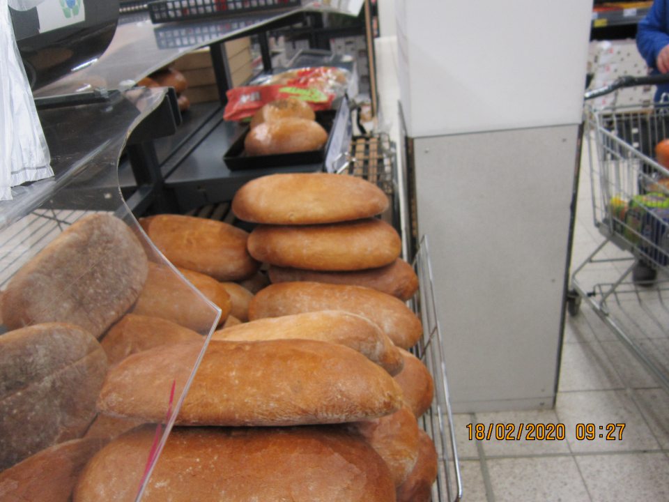 Na predajnej ploche odlomený, necelistvý vrchný plastový kryt  v zariadení na predaj   nebalených pekárskych výrobkov.