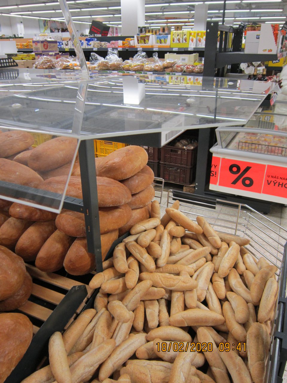 Na predajnej ploche odlomený, necelistvý vrchný plastový kryt  v zariadení na predaj nebalených pekárskych výrobkov. 