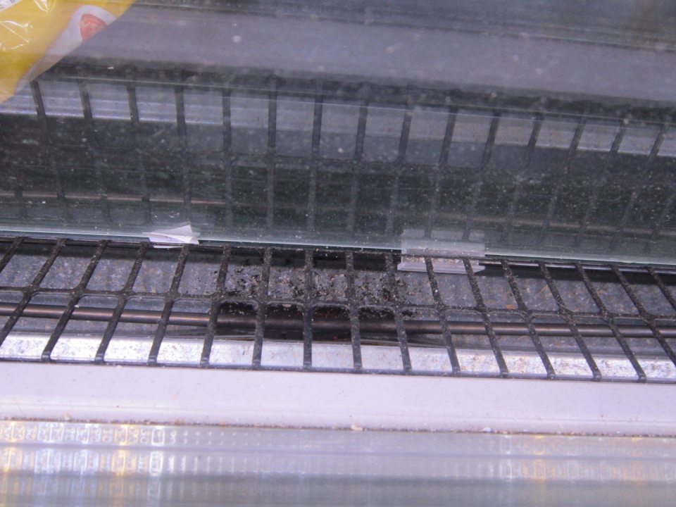 Na predajnej ploche v časti úložného mraziaceho zariadenia bol priestor pod mriežkou silne znečistený.