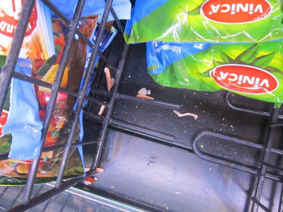 Na predajnej ploche úložná plocha mraziaceho zariadenia bola znečistená zvyškami predávaného tovaru.