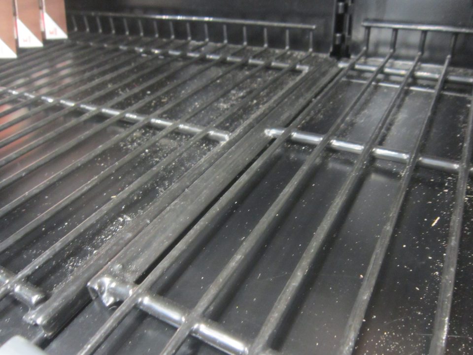 Na predajnej ploche regále v mraziacom zariadení boli silne znečistené.