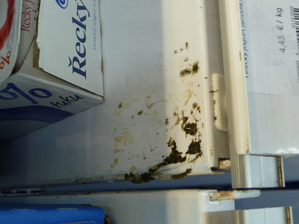 znečistenie v chladiacej vitríne