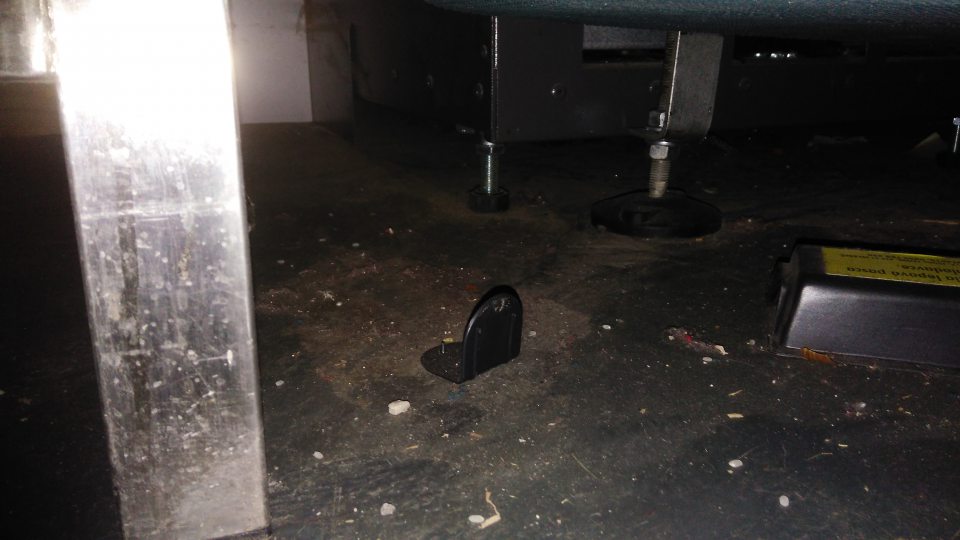 - Sklad potravín - nečistoty na podlahe pod paletami, pod flaškomatom, pod regálmi, pred a za lisom na papier