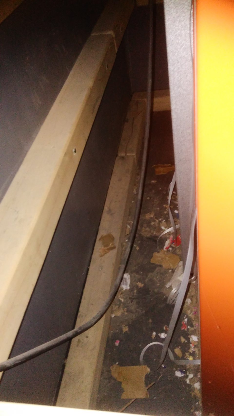 Sklad potravín - nečistoty na podlahe pod paletami, pod flaškomatom, pod regálmi, pred a za lisom na papier