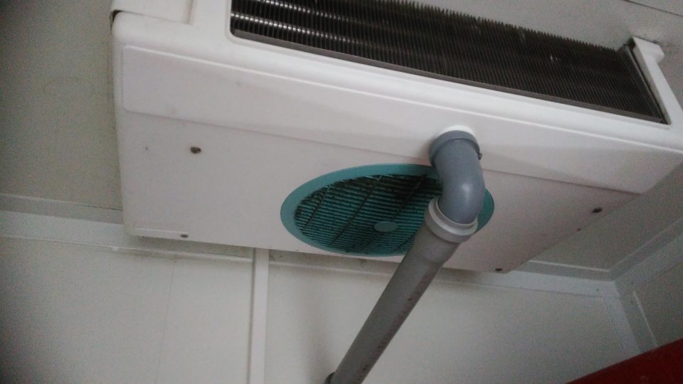 Sklad vedľajších živočíšnych produktov - znečistená ochranná mriežka na chladiacej jednotke