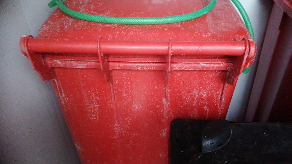 Sklad vedľajších živočíšnych produktov - znečistený povrch plastových nádob na vedľajšie živočíšne produkty