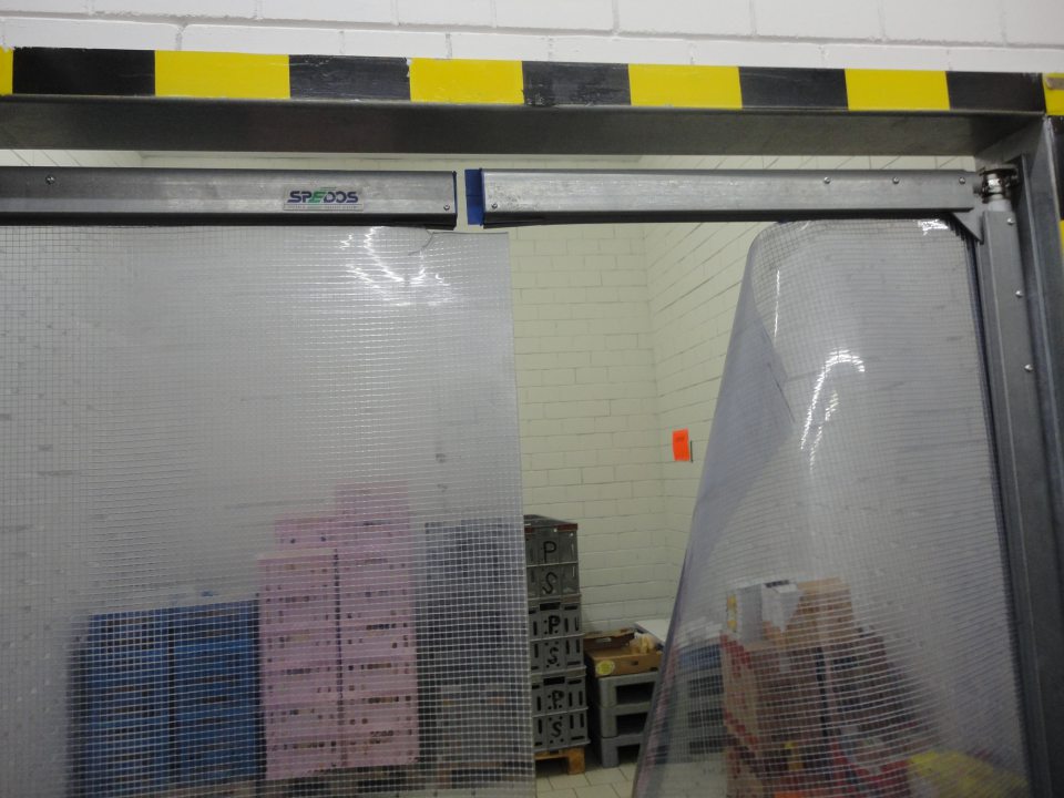 Poškodené plastové clony na oddelení pekárskych výrobkov.