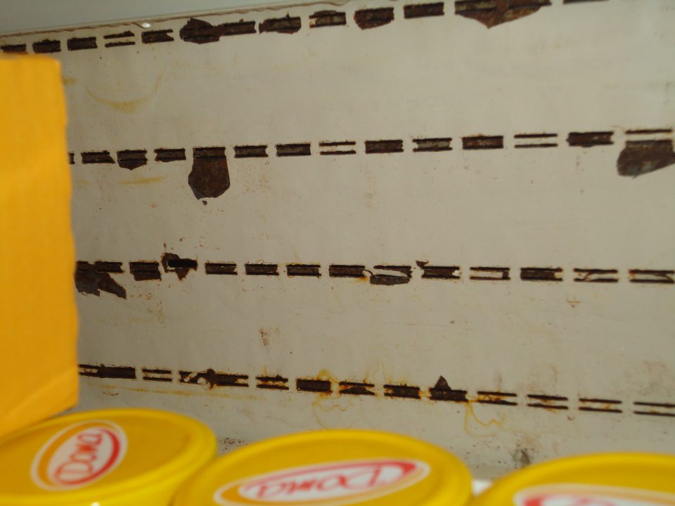 Poškodený náter chladiacich vitrín mliečnych a mäsových výrobkov, vajec, lahôdok