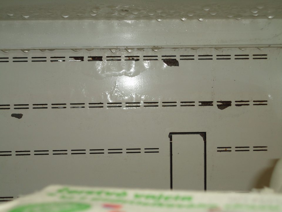 Poškodený náter chladiacich vitrín mliečnych a mäsových výrobkov, vajec, lahôdok