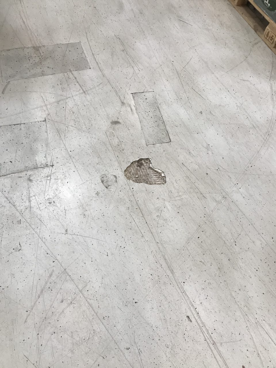 - Poškodená podlaha na viacerých miestach v príjmovom sklade