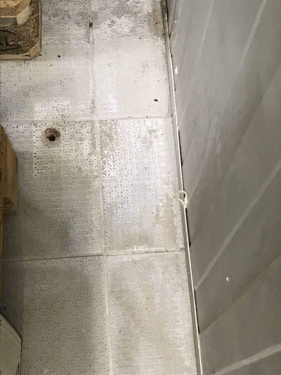 -  V Sklade BK nezaslepené otvory v podlahe