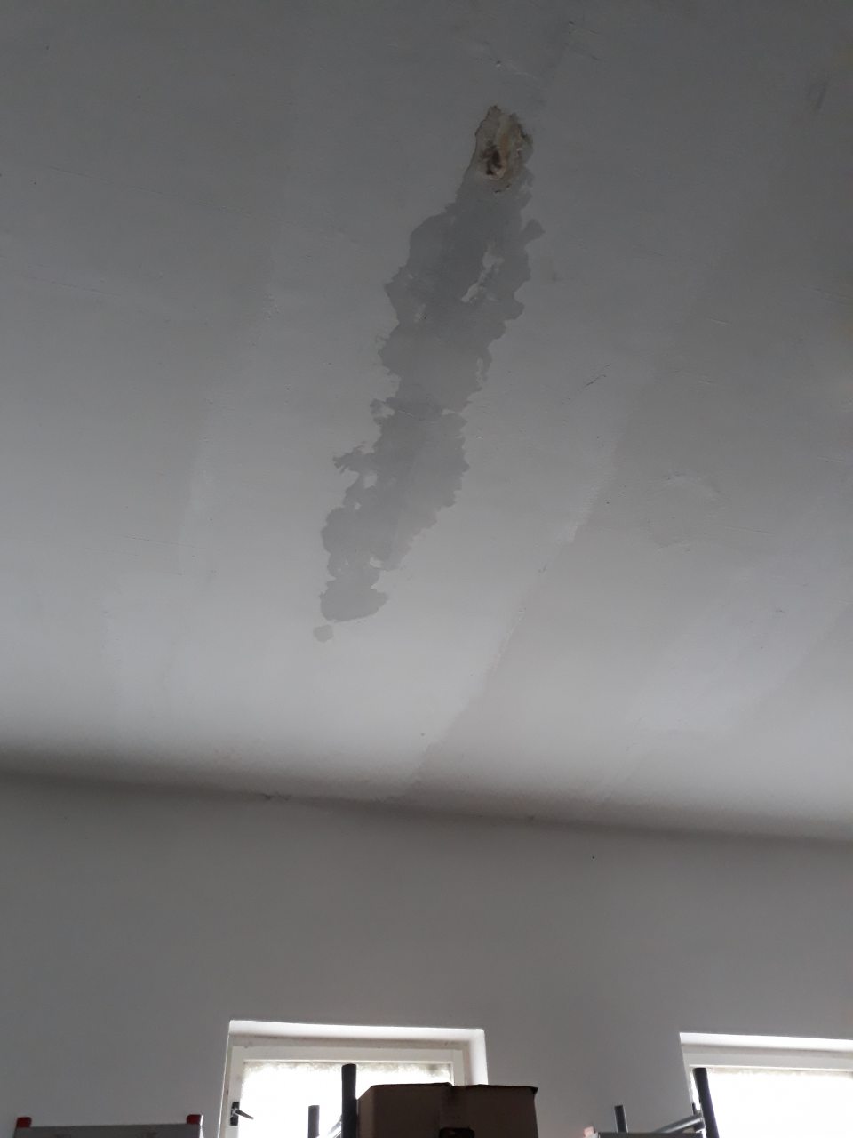 - Zatečený strop v sklade potravín