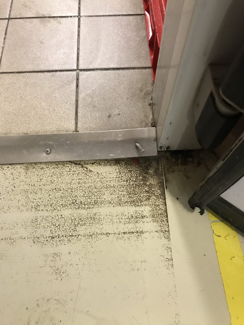 - Nedostatočne pripevnená podlahová lišta na prahu dverí v sklade mäsových výrobkov