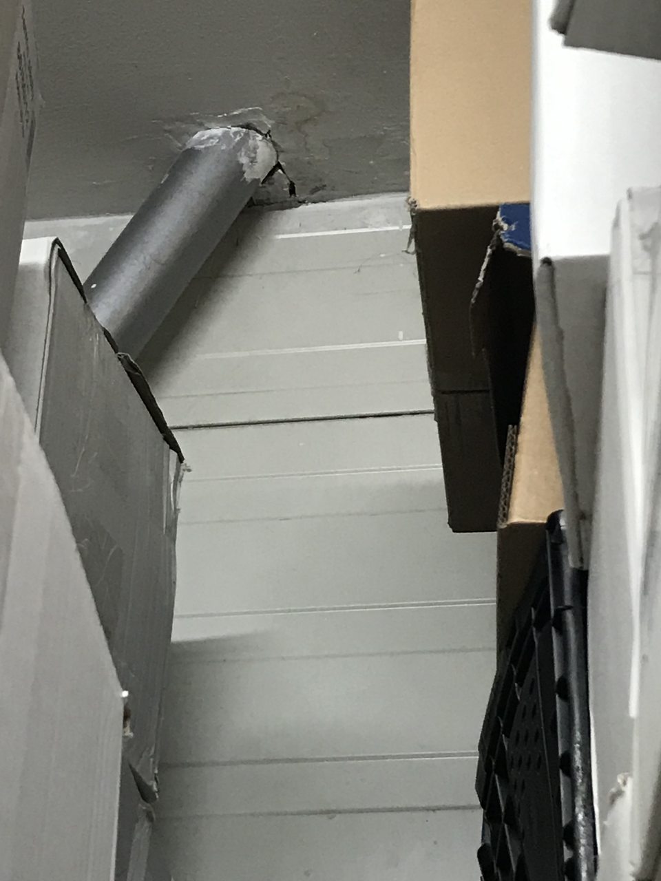 - Kvapkajúca voda zo stropu pri odpadovom potrubí nad paletami s cestovinami