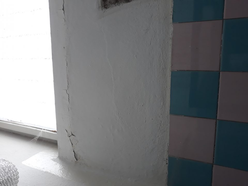 Popraskaná omietka vo WC miestnosti