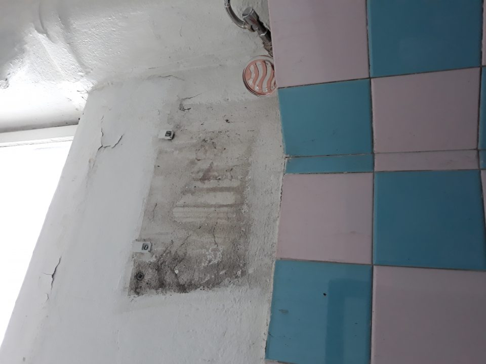 Znečistená stena vo WC miestnosti
