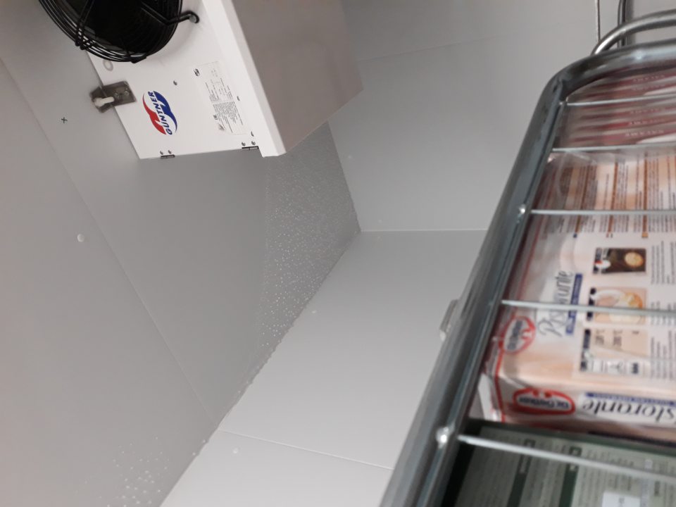 námraza na stene mraziaceho skladu