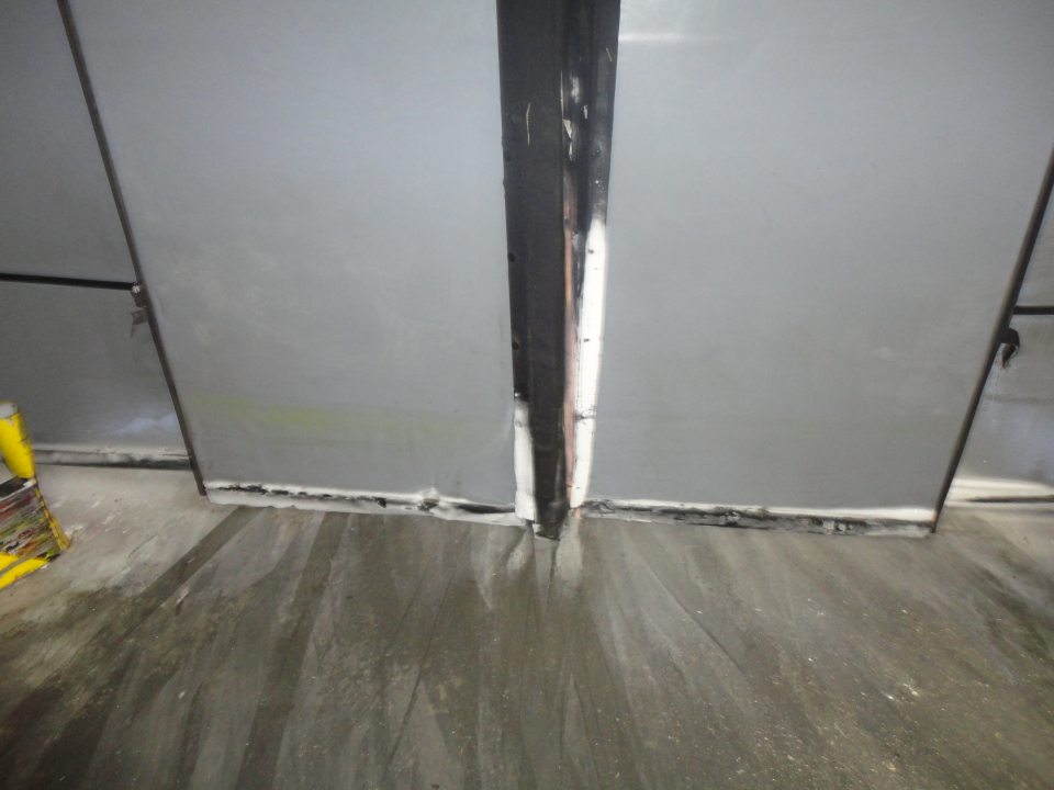 Nedostatočne utesnené ( nefunkčné ) dvere v malom mraziacom boxe