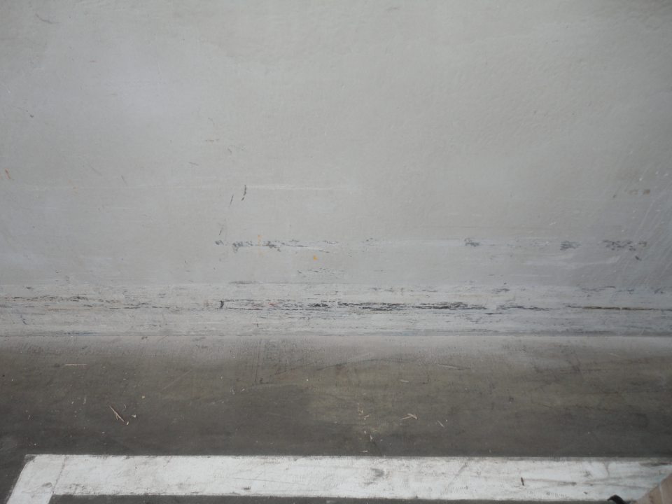 Poškodené steny v expedičnom sklade