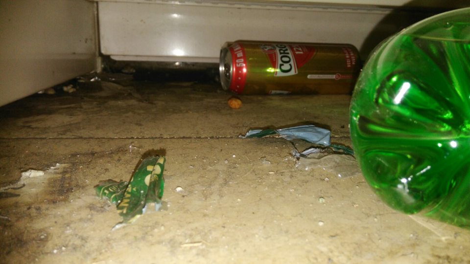 Znečistená podlaha pod regálmi v predajni