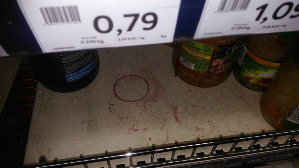 Znečistený a poškodený regál v predajni so steriliz. zeleninou