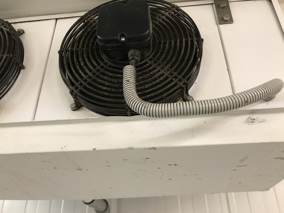 Znečistené kryty ventilátorov chladiacej jednotky v chladenom sklade MOPRO