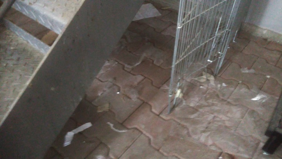 Na príjmovej rampe s umiestnenými potravinami znečistená podlaha