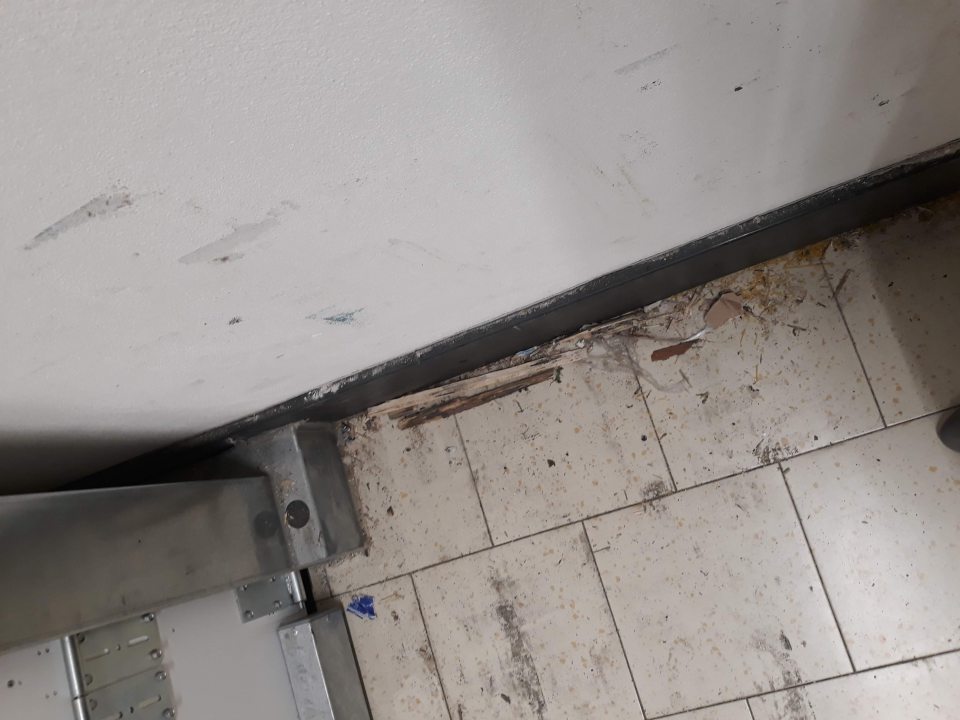 - Znečistená podlaha na ťažšie dostupných miestach v sklade potravín
